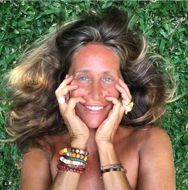 Sosyetik fotoğrafçı Bennu Gerede'nin Oğlu, Ojeli Tırnaklarıyla Görenleri Şaşırttı