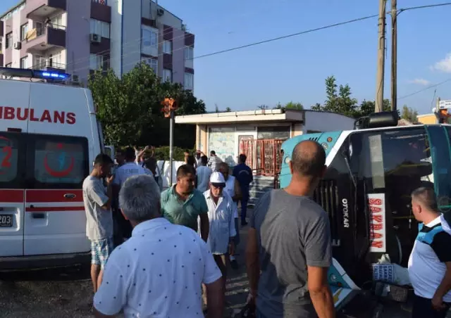 İzmir'de Otomobil ile Minibüs Çarpıştı: 6 Yaralı