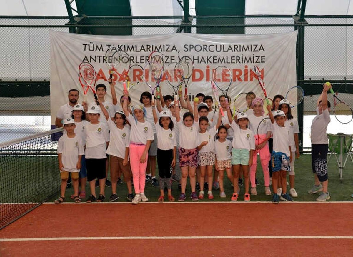 330 Çocuk Tenis Sporunu Öğreniyor