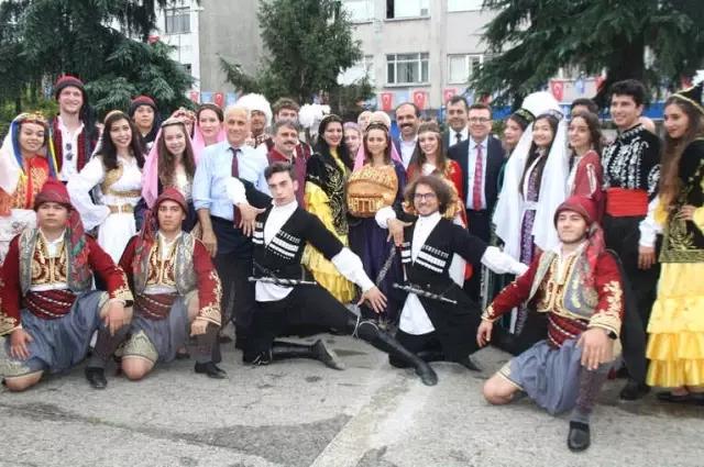 Festivalde Halka Tereyağlı 12 Kiloluk Ekmekler İkram Edildi Festivalde Halka Tereyağlı 12 Kiloluk Ekmekler İkram Edildi