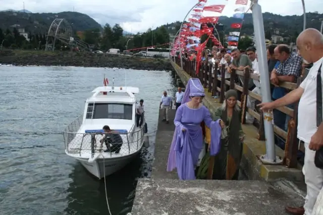 Festivalde Halka Tereyağlı 12 Kiloluk Ekmekler İkram Edildi Festivalde Halka Tereyağlı 12 Kiloluk Ekmekler İkram Edildi