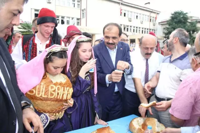 Festivalde Halka Tereyağlı 12 Kiloluk Ekmekler İkram Edildi Festivalde Halka Tereyağlı 12 Kiloluk Ekmekler İkram Edildi