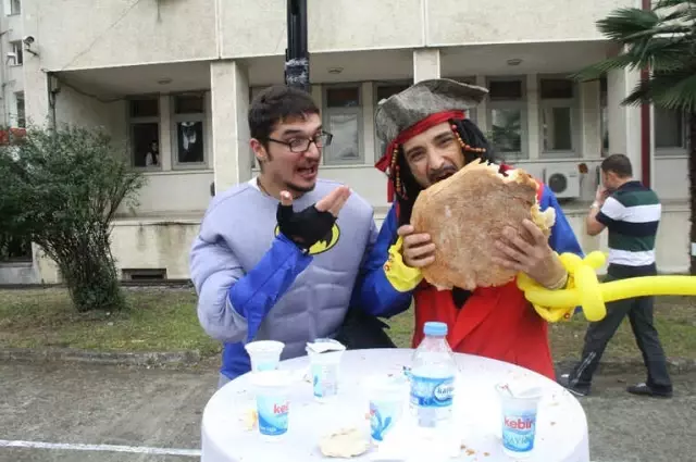 Festivalde Halka Tereyağlı 12 Kiloluk Ekmekler İkram Edildi Festivalde Halka Tereyağlı 12 Kiloluk Ekmekler İkram Edildi