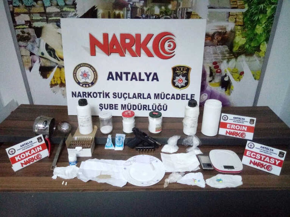Antalya'da 100 Bin Liralık Kokain Ele Geçirildi