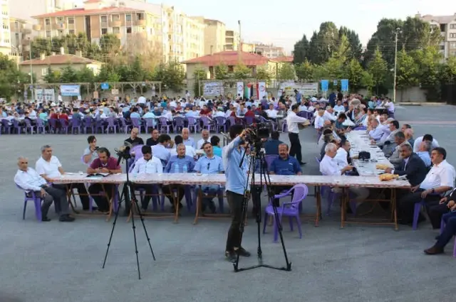 İmam Hatip Lisesi Mezunları ve Mensupları 'Pilav Günü'nde Bir Araya Geldi İmam Hatip Lisesi Mezunları ve Mensupları 'Pilav Günü'nde Bir Araya Geldi