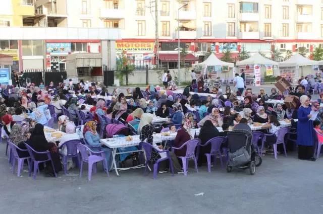 İmam Hatip Lisesi Mezunları ve Mensupları 'Pilav Günü'nde Bir Araya Geldi İmam Hatip Lisesi Mezunları ve Mensupları 'Pilav Günü'nde Bir Araya Geldi