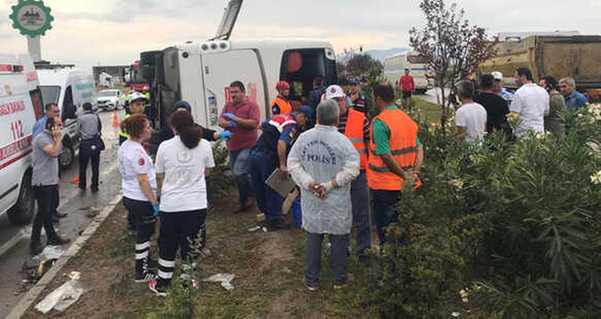 Manisa'da Kontrolden Çıkan Yolcu Otobüsü Refüje Çarptı: 1 Ölü, 41 Yaralı