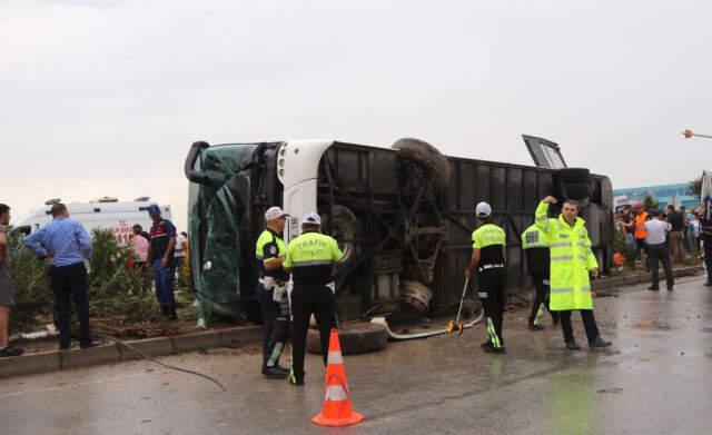 Manisa'da Yolcu Otobüsü Devrildi: 1 Ölü, 24 Yaralı