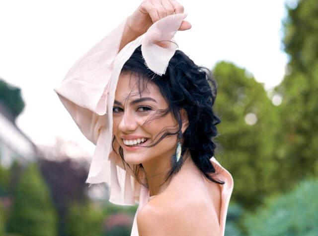 Oyuncu Demet Özdemir'in Yıllar Önce Klipte Oynadığı Görüntüler Ortaya Çıktı