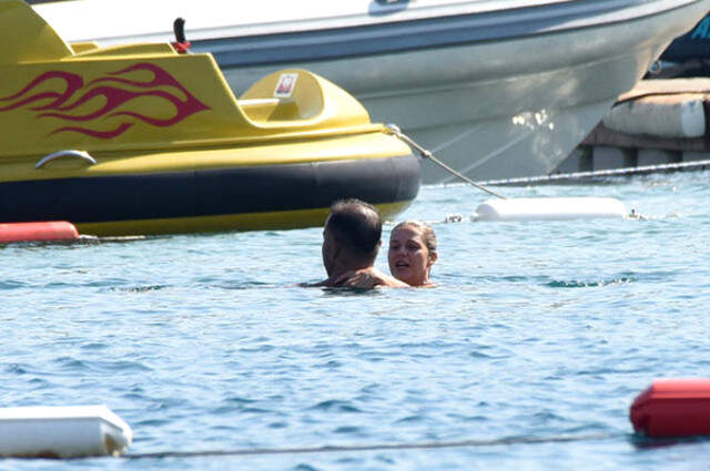 Ünlü Oyuncu Emine Ün, Düzgün Fiziğiyle Bodrum'u Salladı
