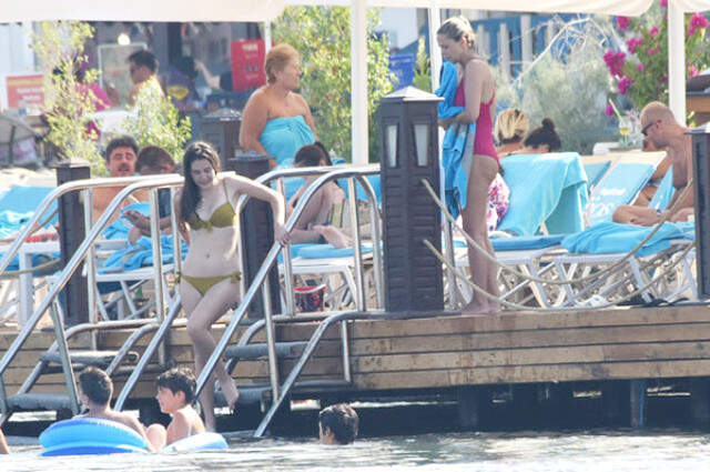 Ünlü Oyuncu Emine Ün, Düzgün Fiziğiyle Bodrum'u Salladı