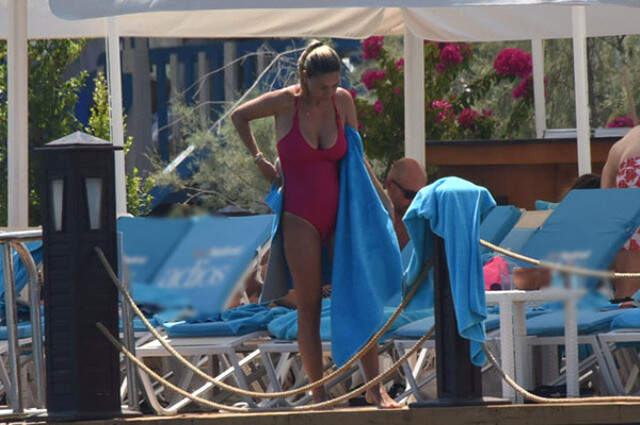 Ünlü Oyuncu Emine Ün, Düzgün Fiziğiyle Bodrum'u Salladı