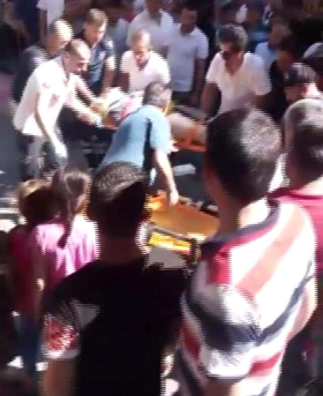 Bahçelievler'de Reklam Tabelası Yürüyenlerin Üzerine Düştü: 2 Yaralı