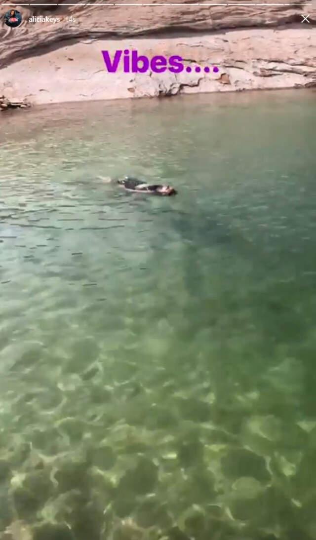 Dünayac ünlü şarkıcı Alicia Keys, Kubat'ın 'Halkalı Şeker' Şarkısı Eşliğinde Gölette Yüzdü