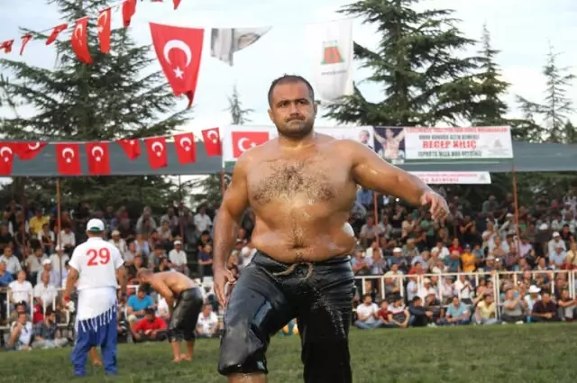 Isparta 4. Geleneksel Yağlı Pehlivan Güreşleri'nde Başpehlivan Mehmet Yeşilyeşil Oldu Isparta 4. Geleneksel Yağlı Pehlivan Güreşleri'nde Başpehlivan Mehmet Yeşilyeşil Oldu