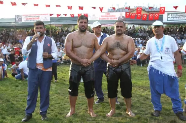Isparta 4. Geleneksel Yağlı Pehlivan Güreşleri'nde Başpehlivan Mehmet Yeşilyeşil Oldu Isparta 4. Geleneksel Yağlı Pehlivan Güreşleri'nde Başpehlivan Mehmet Yeşilyeşil Oldu