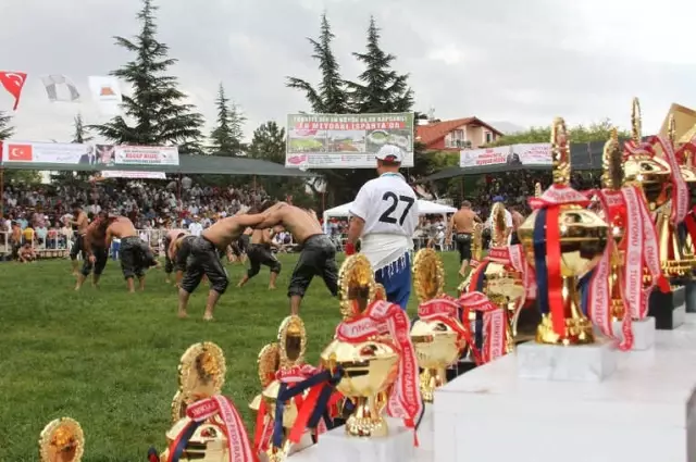 Isparta 4. Geleneksel Yağlı Pehlivan Güreşleri'nde Başpehlivan Mehmet Yeşilyeşil Oldu Isparta 4. Geleneksel Yağlı Pehlivan Güreşleri'nde Başpehlivan Mehmet Yeşilyeşil Oldu
