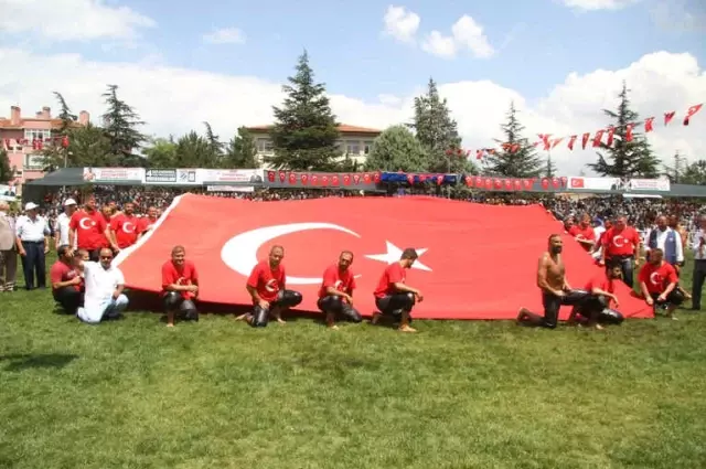 Isparta 4. Geleneksel Yağlı Pehlivan Güreşleri'nde Başpehlivan Mehmet Yeşilyeşil Oldu Isparta 4. Geleneksel Yağlı Pehlivan Güreşleri'nde Başpehlivan Mehmet Yeşilyeşil Oldu