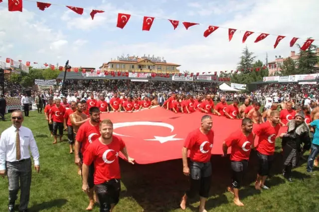 Isparta'da Başpehlivan Mehmet Yemyeşil Isparta'da Başpehlivan Mehmet Yemyeşil
