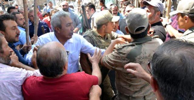 Köy Savaş Alanına Döndü! İki Aileyi Linç Edilmekten Jandarma Kurtardı