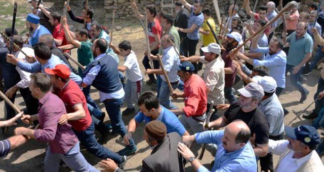 Köy Savaş Alanına Döndü! İki Aileyi Linç Edilmekten Jandarma Kurtardı