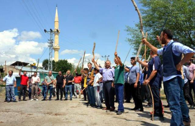 Köy Savaş Alanına Döndü! İki Aileyi Linç Edilmekten Jandarma Kurtardı
