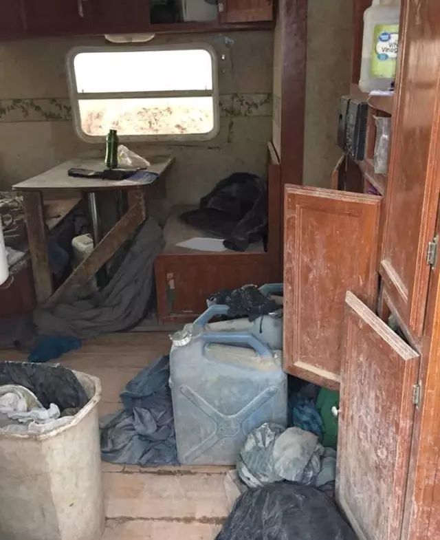 ABD'de Polis Derme Çatma Bir Evde Açlık Çeken 11 Çocuğu Kurtardı ABD'de Polis Derme Çatma Bir Evde Açlık Çeken 11 Çocuğu Kurtardı