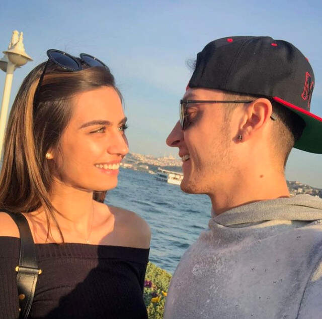 Alman Milli Takımı'nı Bırakan Mesut Özil'in Sevgilisi Amine Gülşe'nin, Sırtına Yaptırdığı Dövme Yıllar Sonra Farkedildi