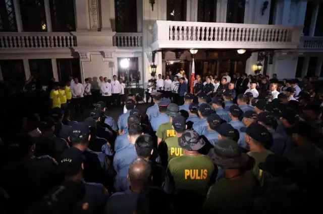 Duterte'den Kötü Polislere Tehdit Duterte'den Kötü Polislere Tehdit