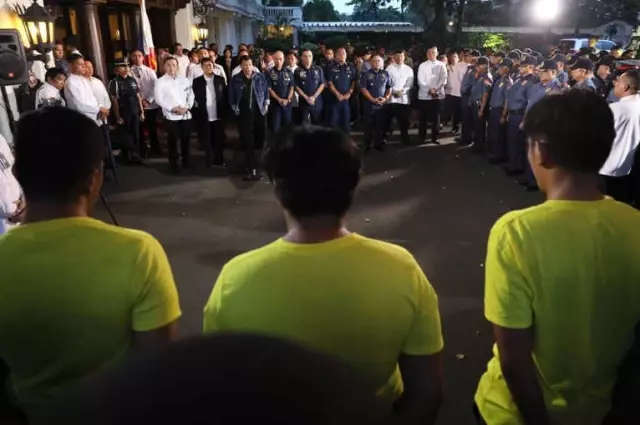 Duterte'den Kötü Polislere Tehdit Duterte'den Kötü Polislere Tehdit