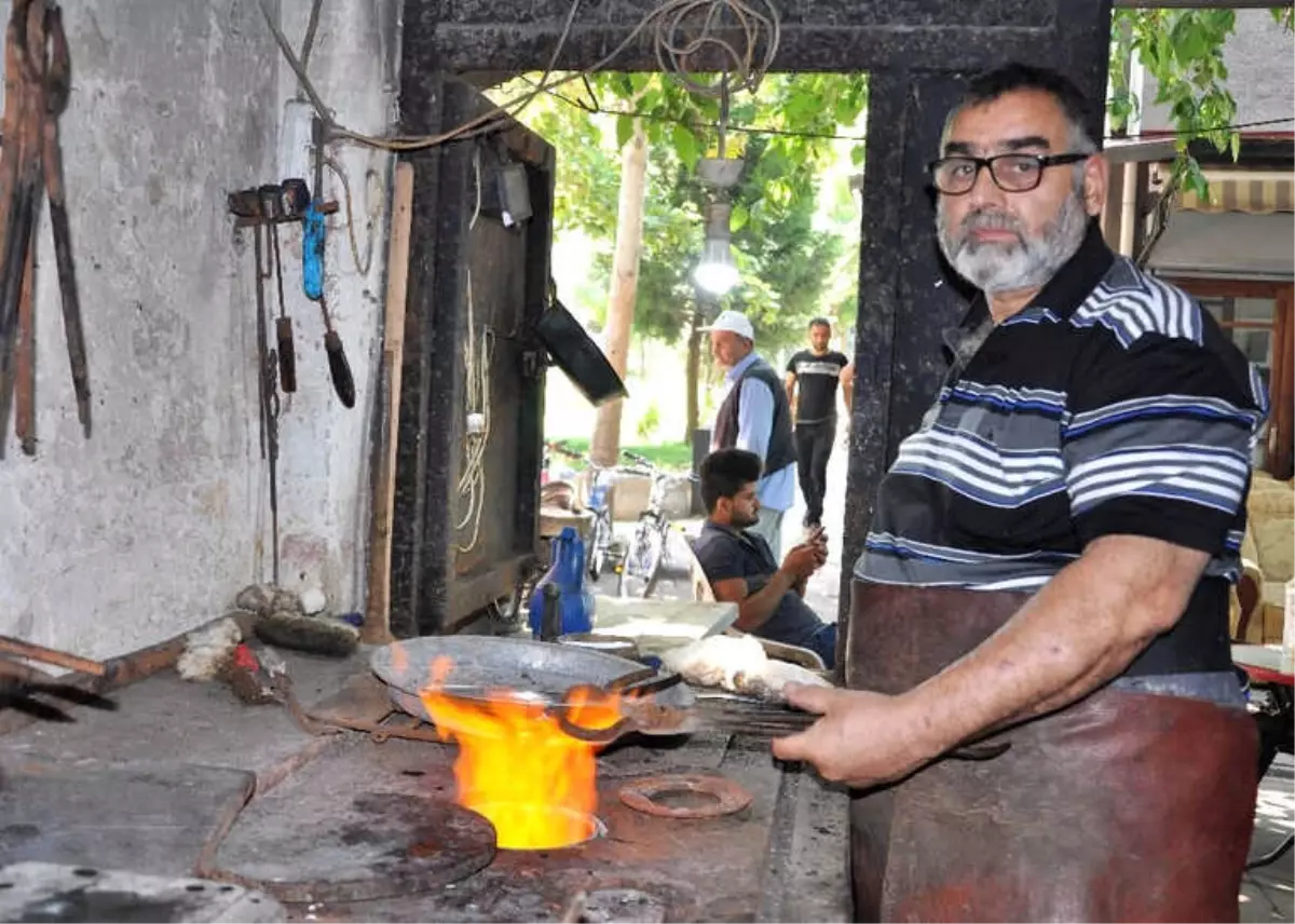 Manisa'nın 5. Kuşak Kalaycısı Zamana Direniyor