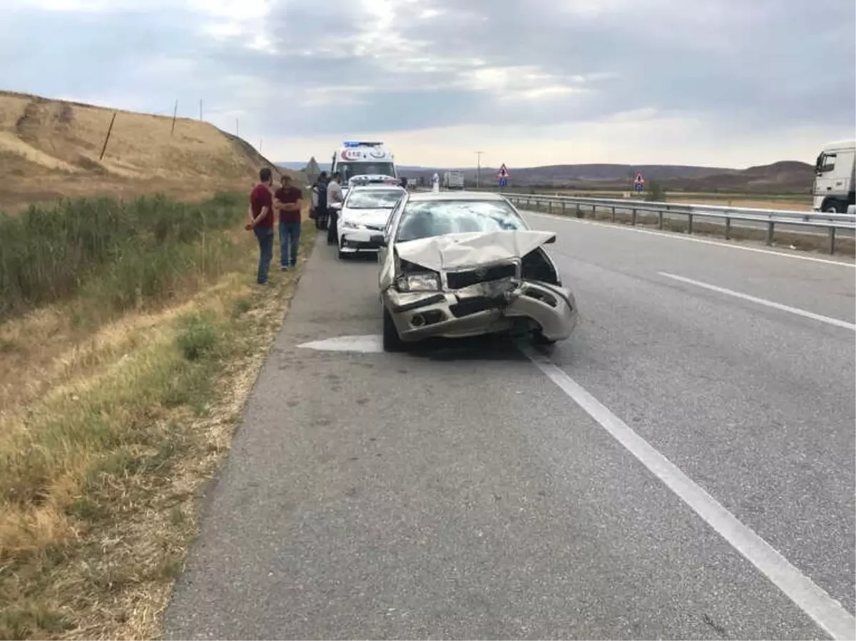 Otomobil Tır'a Arkadan Çarptı: 2 Yaralı