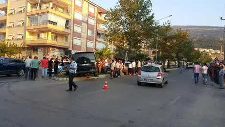 Tire'de Minibüs ile Otomobil Çarpıştı: 1 Ölü, 3 Yaralı