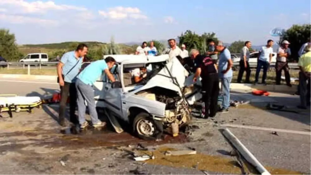 3 Araç Birbirine Girdi, 1'i Ağır 4 Yaralı