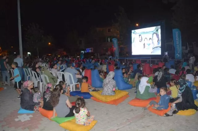Aliağa'da Yaz Sinema Günleri Yoğun İlgi Aliağa'da Yaz Sinema Günleri Yoğun İlgi