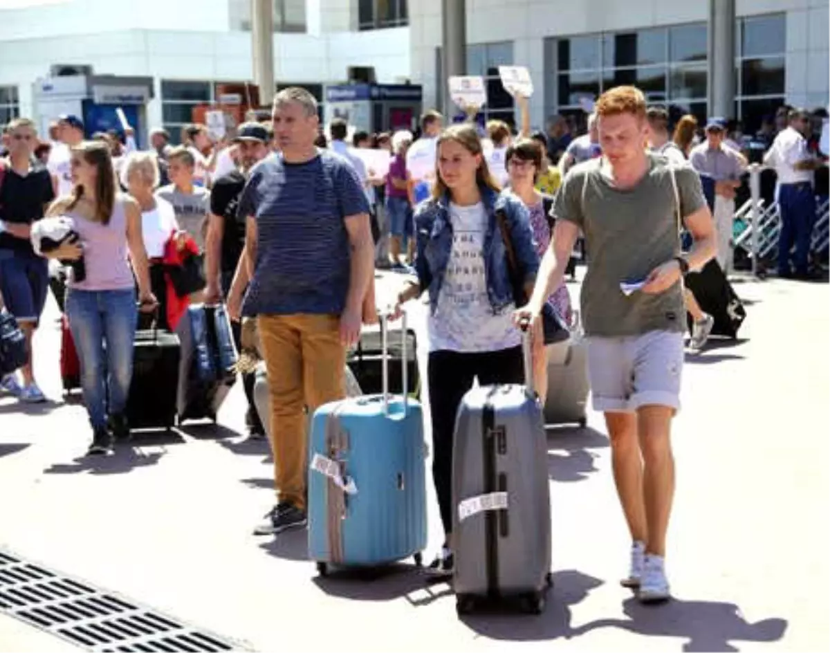 Antalya Havalimanı'nda Dakikada 113 Yolcu Trafiği