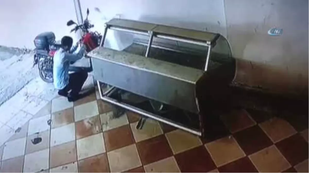 Arkadaşı Motosiklet Emanet Etti, Hırsız Dakikalarca Uğraşıp Böyle Çaldı