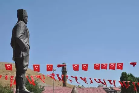 Bitlis'in Düşman İşgalinden Kurtuluşunun 102'nci Yılı Kutlandı Bitlis'in Düşman İşgalinden Kurtuluşunun 102'nci Yılı Kutlandı
