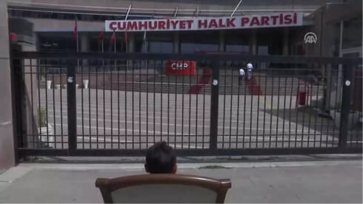 CHP Önünde 'Koltuk' Eylemi