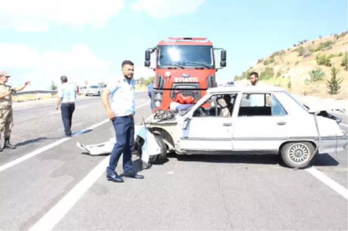 Düğün Konvoyundaki Otomobil Bariyere Çarptı: 4 Yaralı