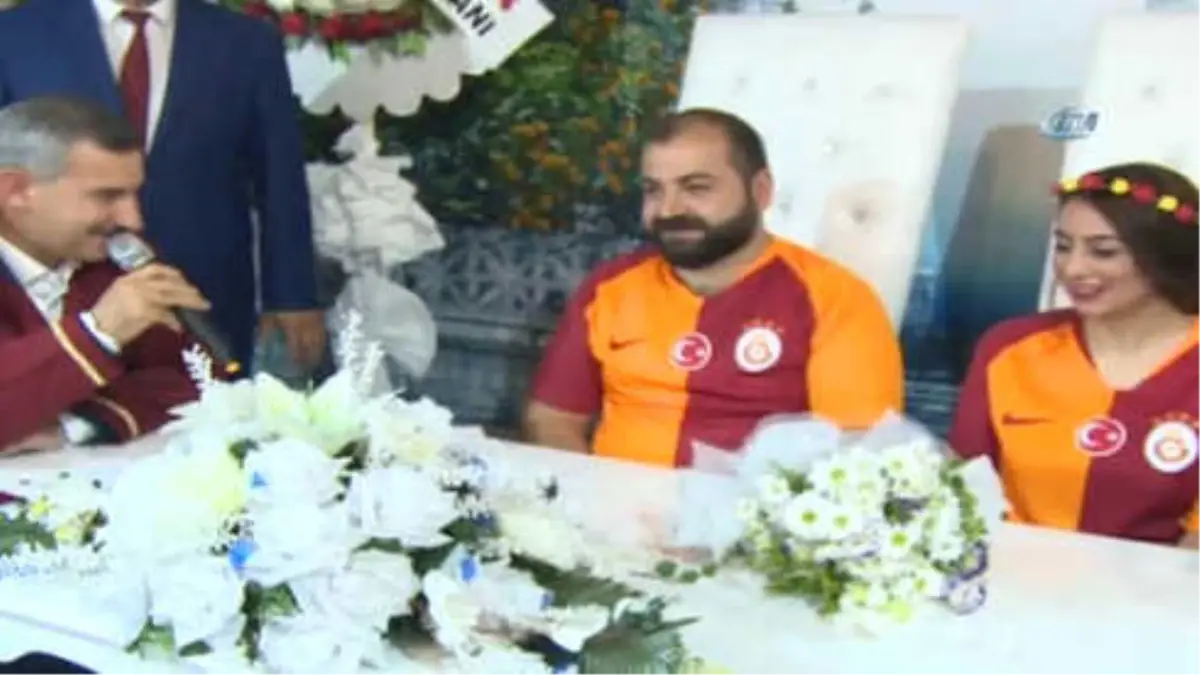 Fanatik Cift Nikah Masasina Galatasaray Formasiyla Oturdu Haberler