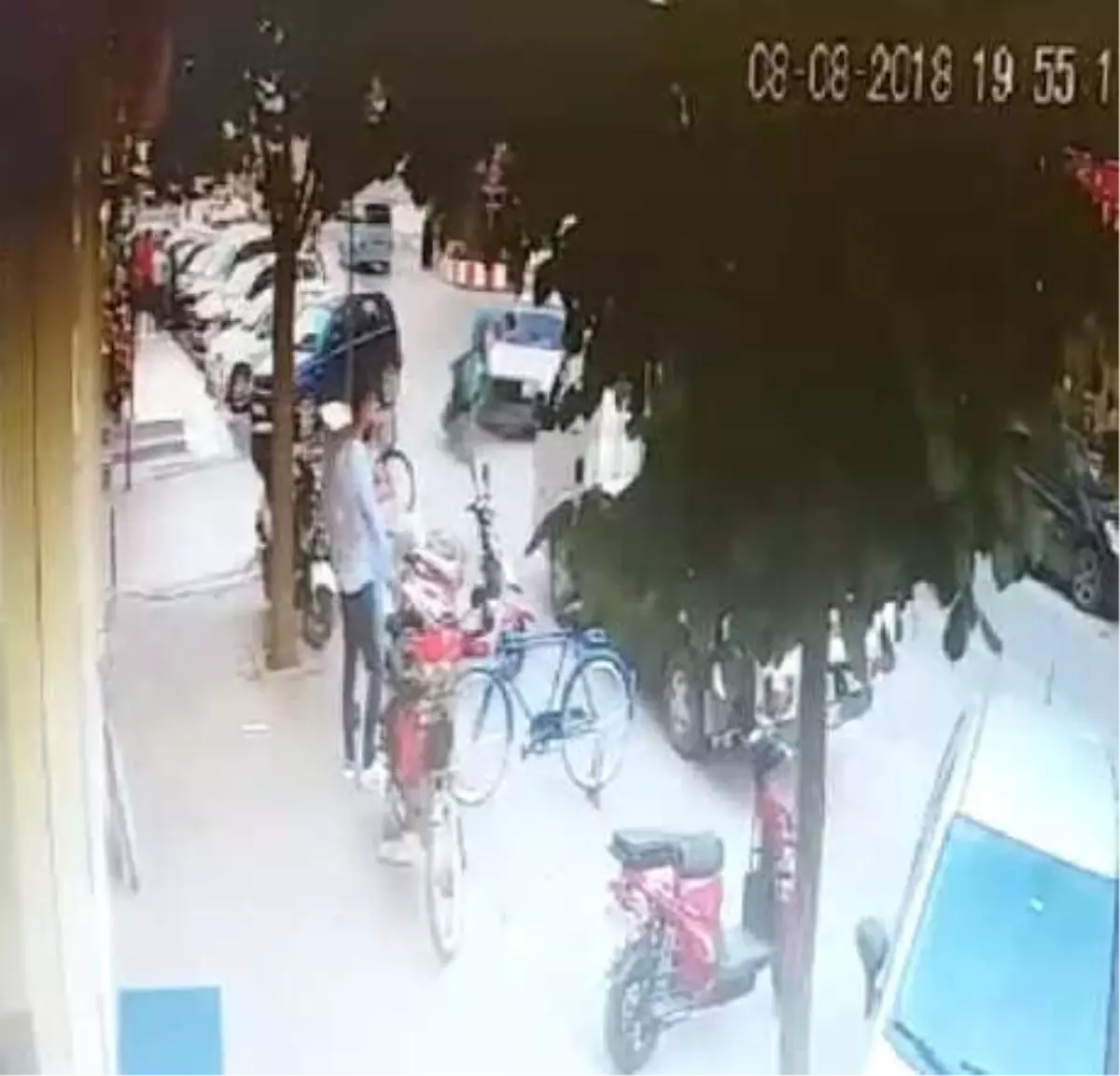İnegöl'de Otomobil ile Elektrikli Motosiklet Çarpıştı: 1 Yaralı