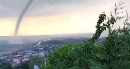 İstanbul'da Beklenmeyen görüntü! Sahilde Hortum Çıktı, Görenler Şaşkınlık İçinde Kaldılar İstanbul'da Beklenmeyen görüntü! Sahilde Hortum Çıktı, Görenler Şaşkınlık İçinde Kaldılar