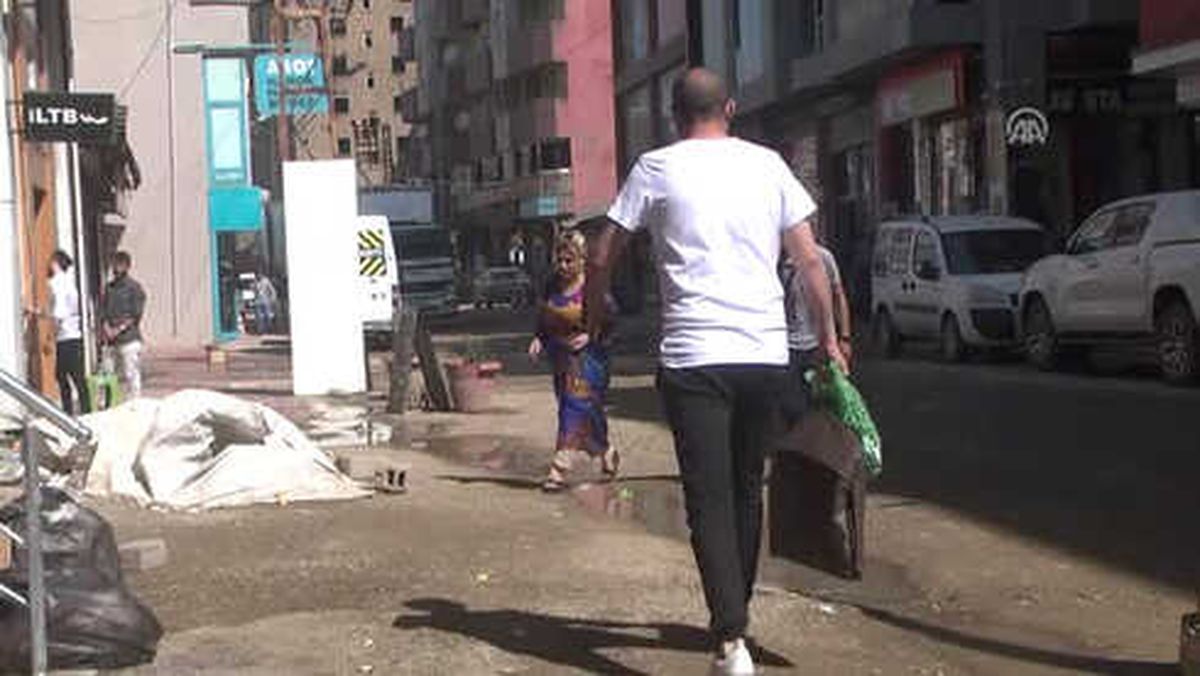 Kıras Fistanlar' Usta Ellerde Dikilmeye Devam Ediyor - Hakkari
