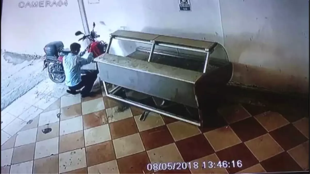 Motosiklet Hırsızlığı Güvenlik Kamerasında