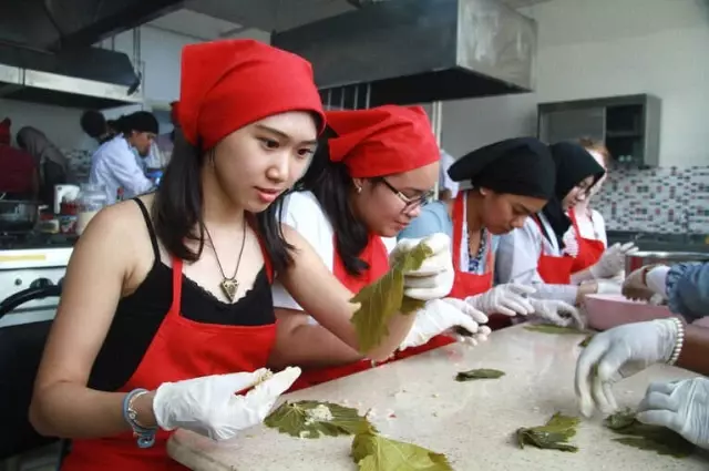 Dünyanın Dört Bir Yanından Gelen Öğrenciler Dolma Sardı, Mantı Yaptı