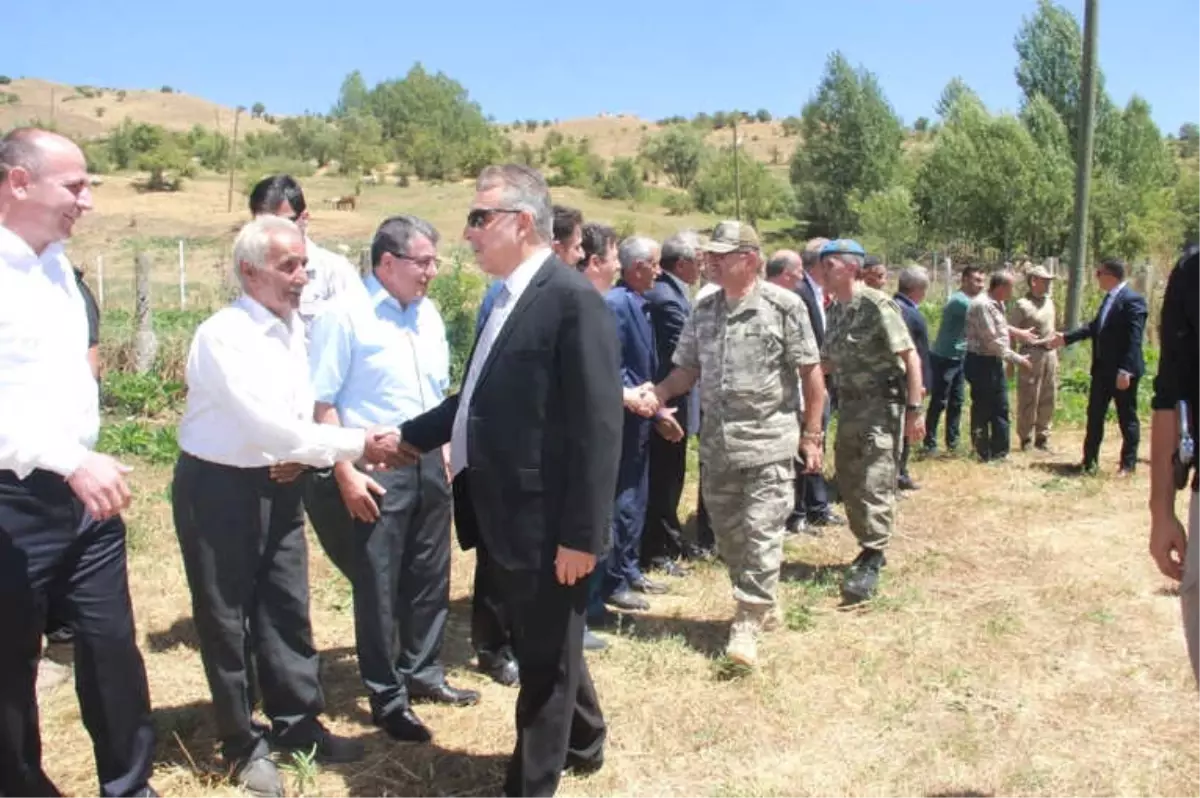 Vali Toprak ve Komutanlar Uyanık Mezrasına Konuk Oldu