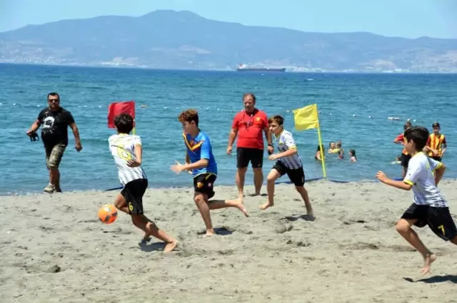 Aliağa'da Kıran Kırana Plaj Futbol Şenliği