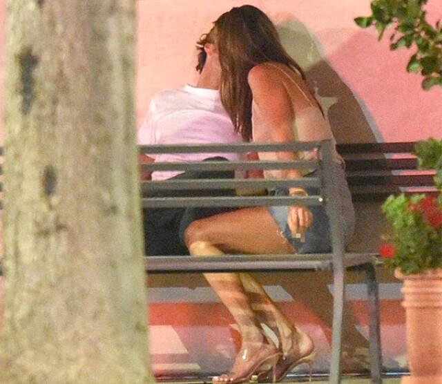 Brezilyalı manken Alessandra Ambrosio, Sevgilisiyle Dudak Dudağa Görüntülendi