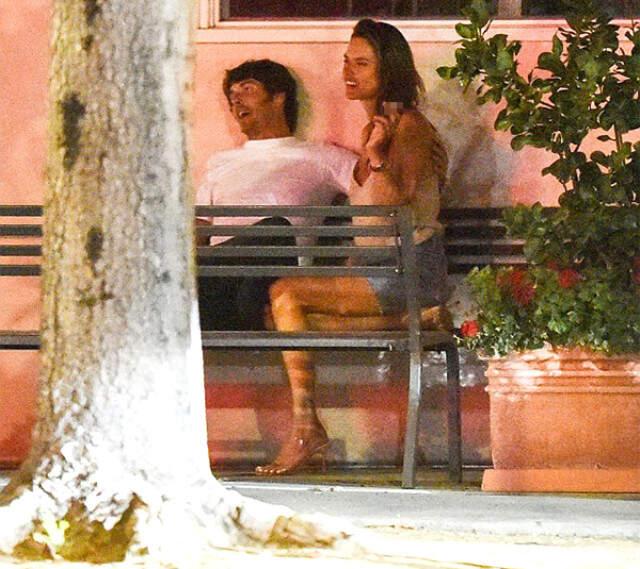 Brezilyalı manken Alessandra Ambrosio, Sevgilisiyle Dudak Dudağa Görüntülendi